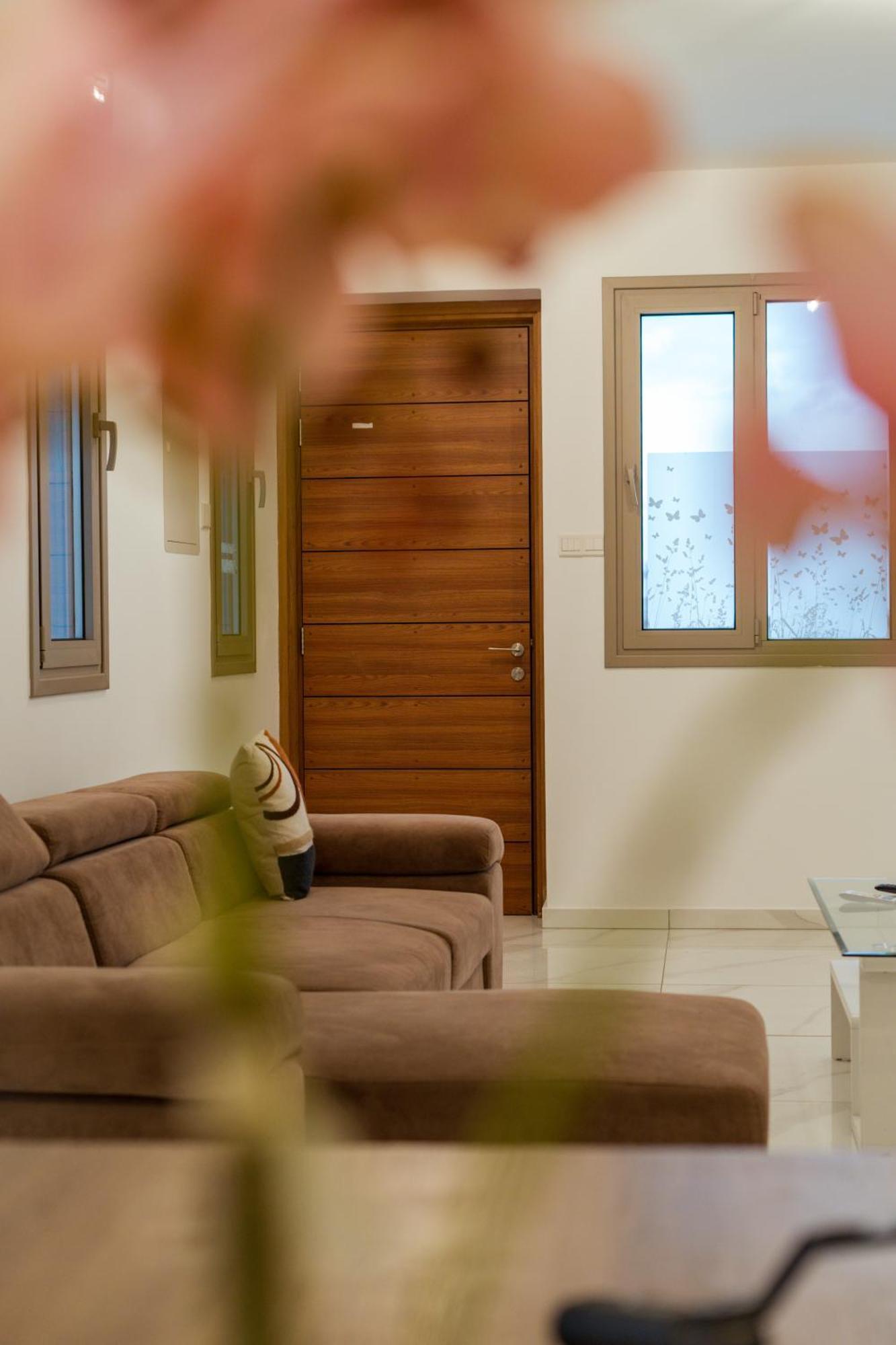 Hubstay - Seaview Villa Oriana In Larnaca, 10 Min Walk To The Beach Exterior photo
